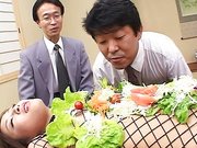 Japaner beim Fetisch für Lebensmittel